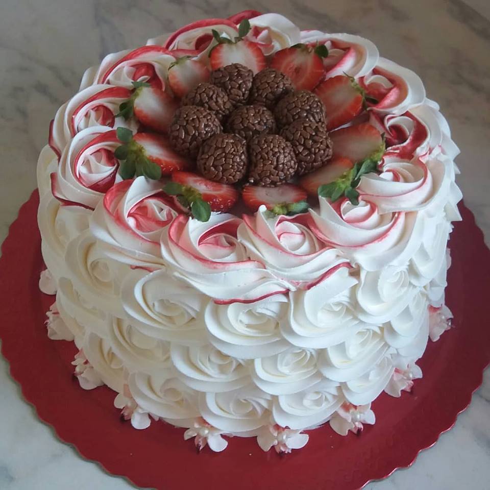 Bolo de Brigadeiro Branco Chantilly e Morango