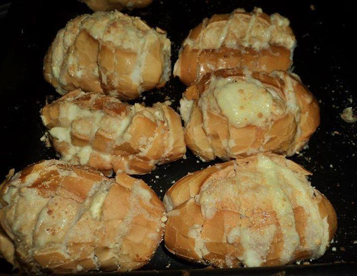 Pão francês assado com creme de alho