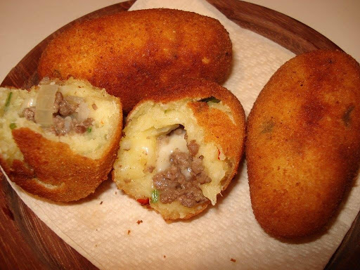 Bolinho de mandioca com carne moída