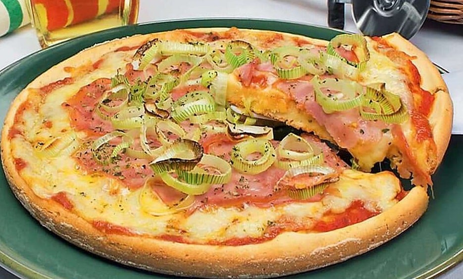 Pizza de liquidificador de lombinho com alho-poró