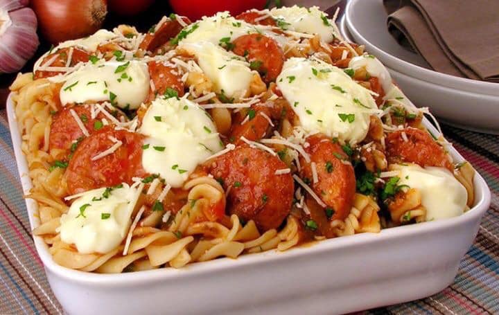 Macarrão na panela de pressão com requeijão e calabresa