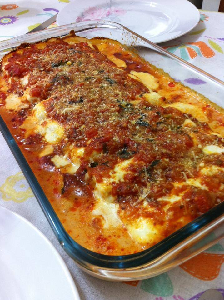 Canelone recheado de queijo e presunto com molho branco e de tomates