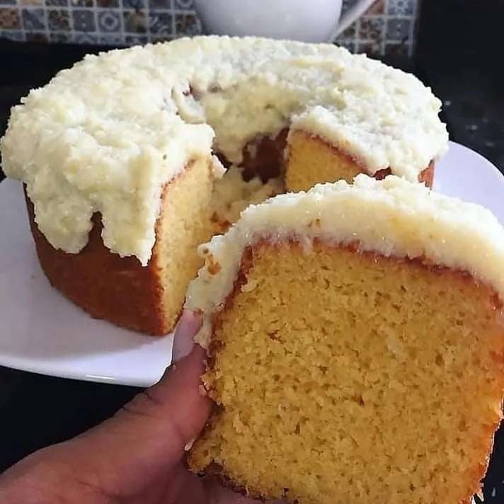 Bolo de milho com cobertura de cocada cremosa.