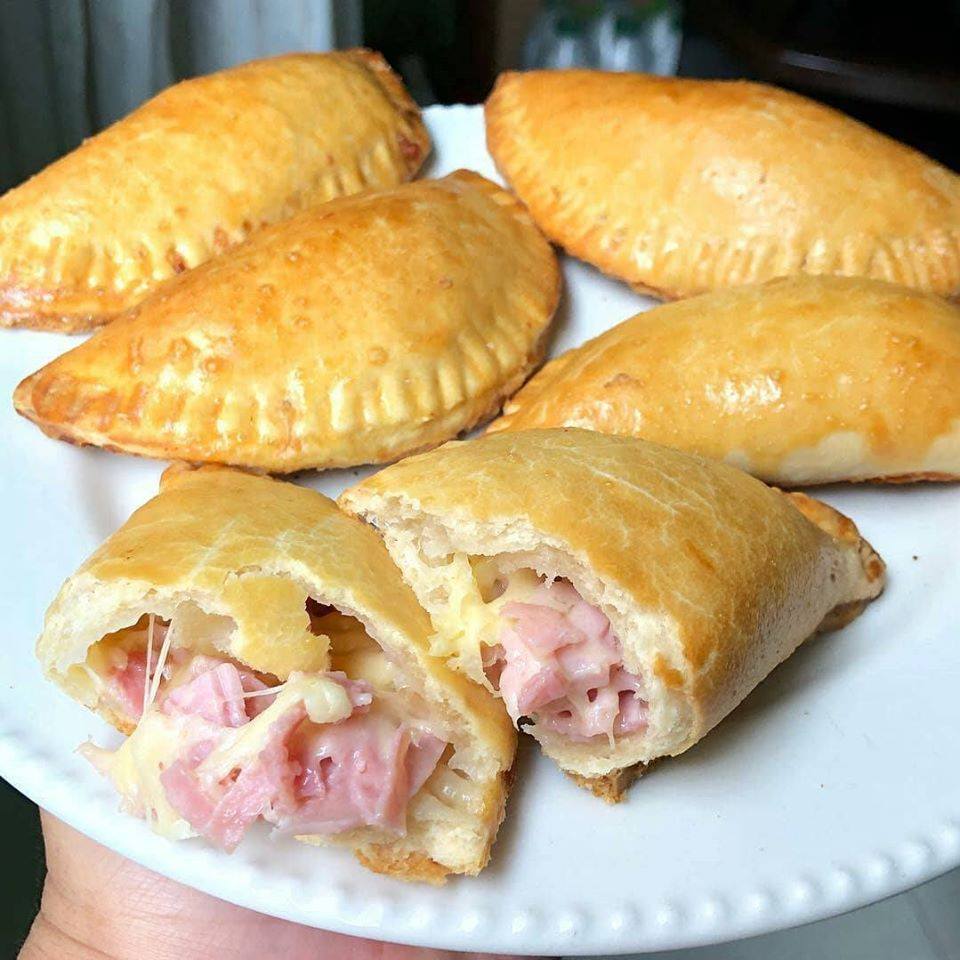 Pastel de três ingredientes com uma massa que desmancha na boca