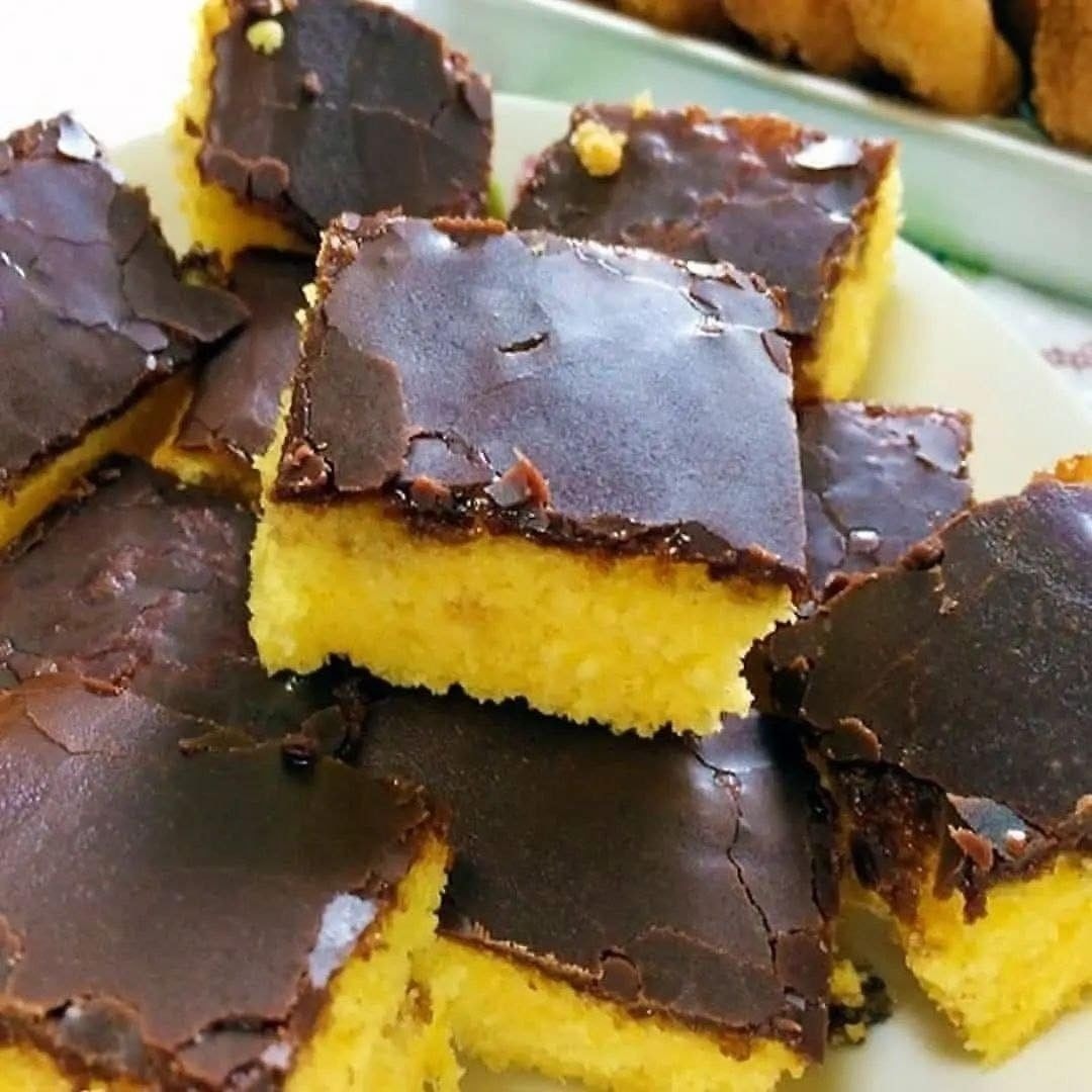 Bolo de cenoura com calda crocante de chocolate fácil e rápido