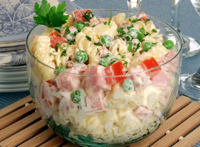 Salada de macarrão com frios