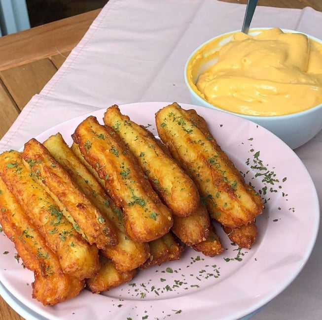 CHURROS DE BATATA COM MOLHO DE QUEIJO MARAVILHOSO