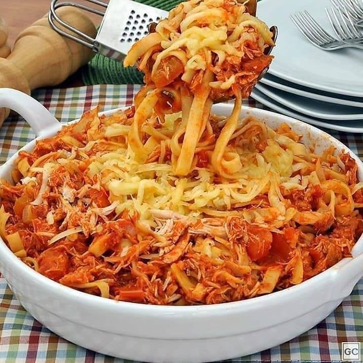 Receita de macarrão com frango desfiado e queijos