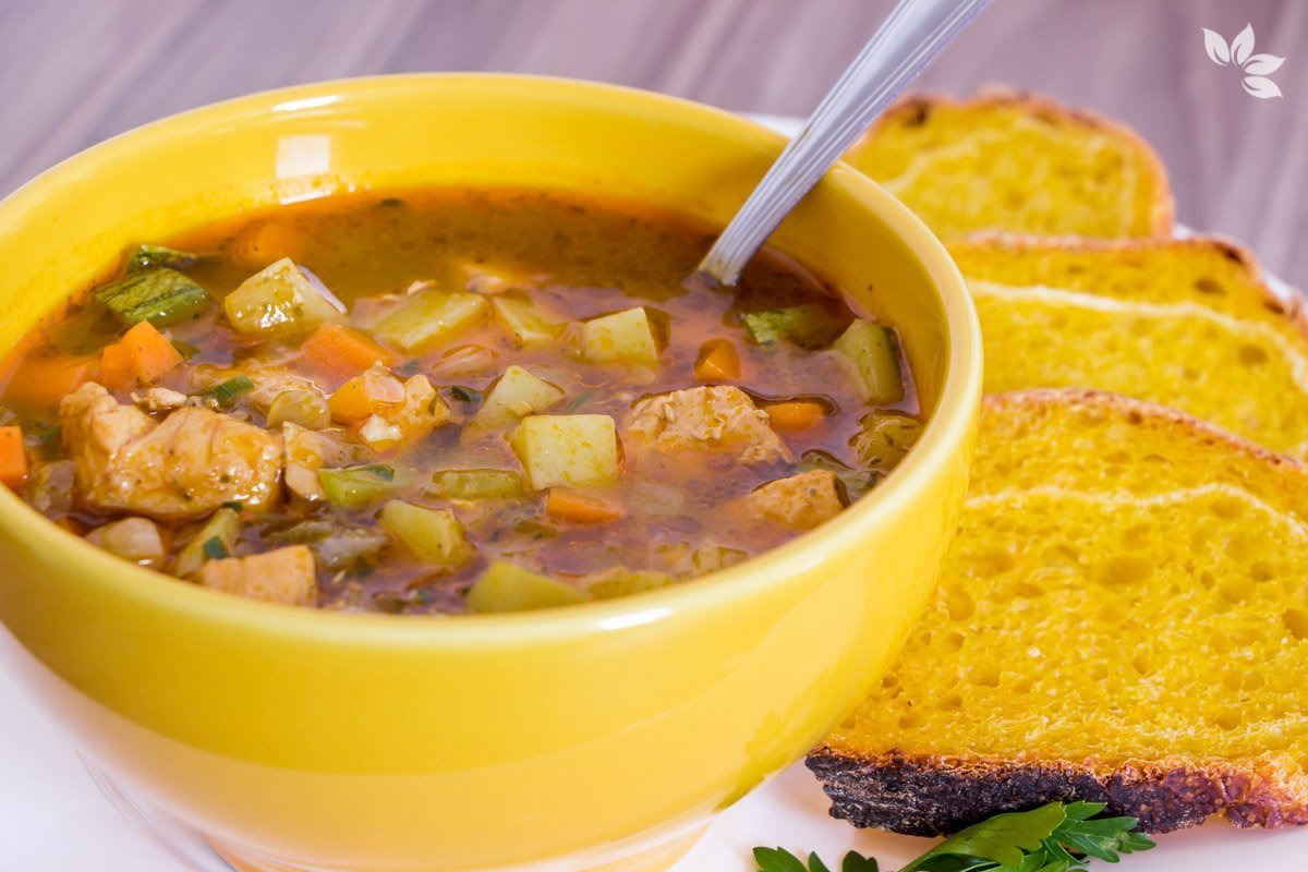 SOPA DE FRANGO COM LEGUMES