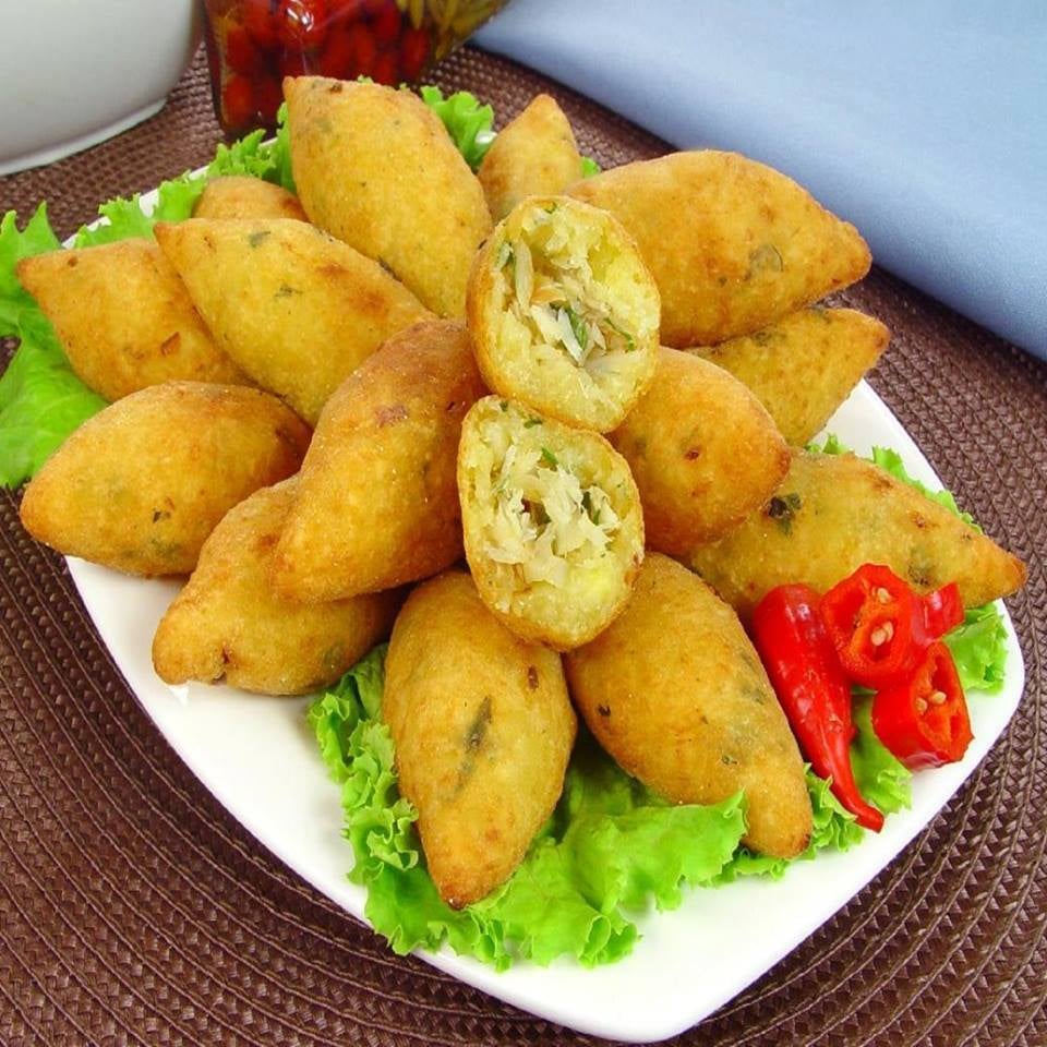 Bolinho de mandioca com recheio de bacalhau