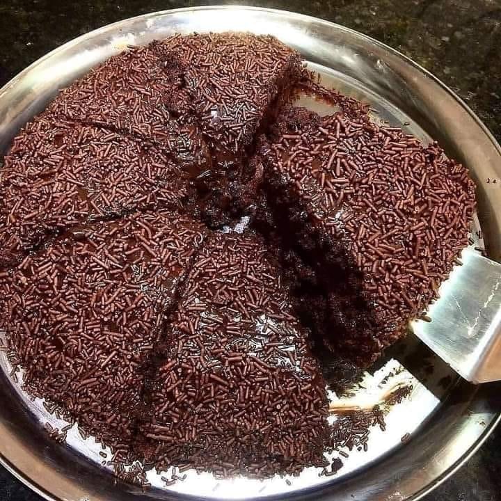 Bolo de Chocolate Fofinho com Cobertura de Brigadeiro