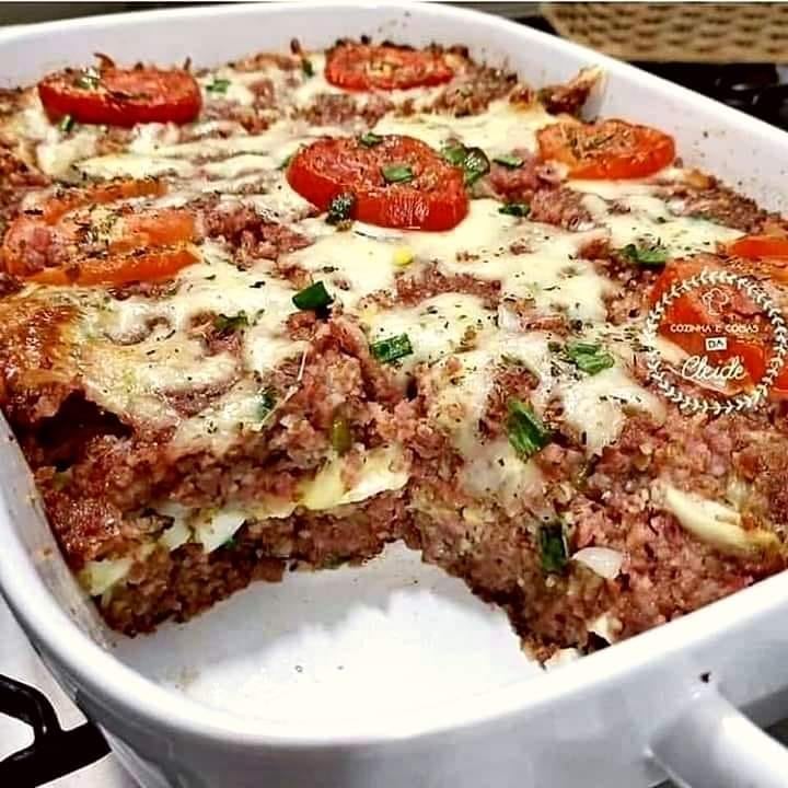 Quibe de calabresa recheado com queijo, ovos e tomate.