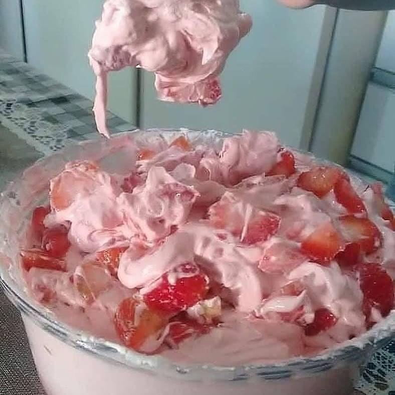 Mousse de morango com Pedaço de Morango