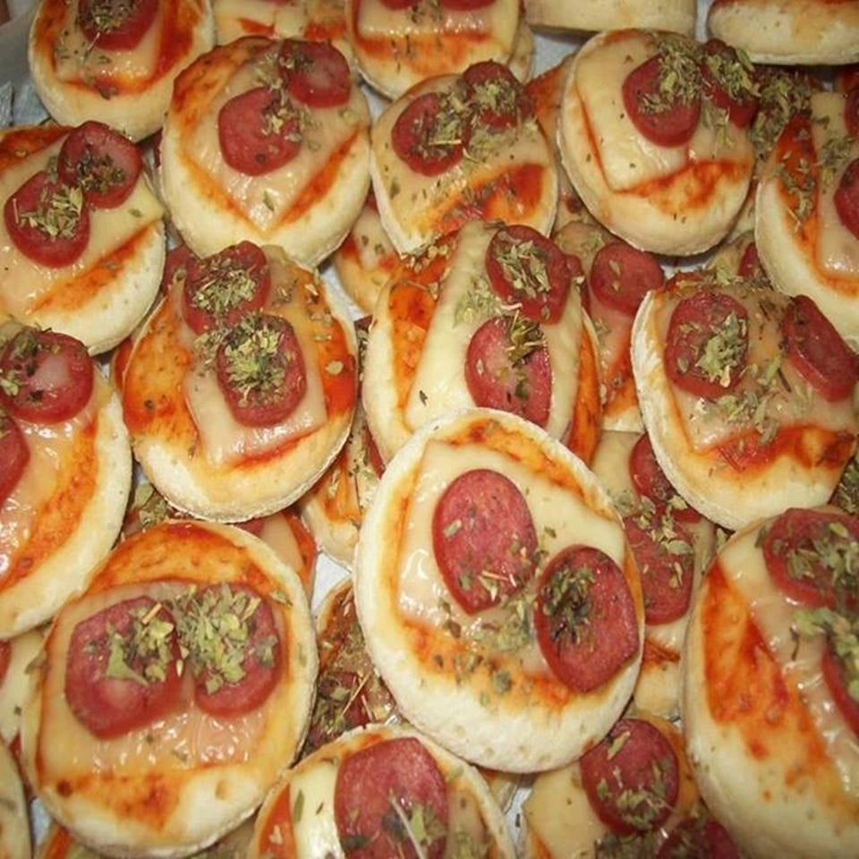 Mini pizza de calabresa