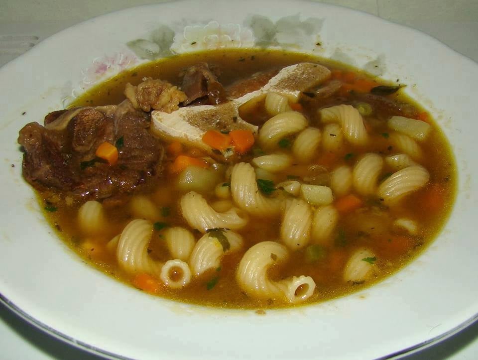 SOPA DE CARNE COM MACARRÃO E LEGUMES