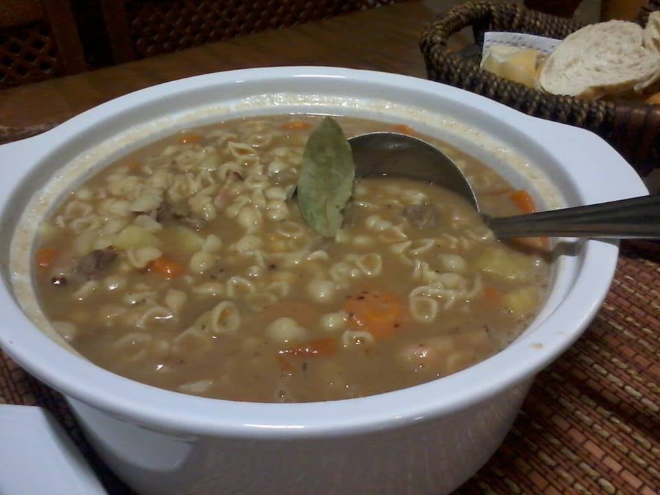 SOPA DE FEIJÃO COM BACON E MACARRÃO