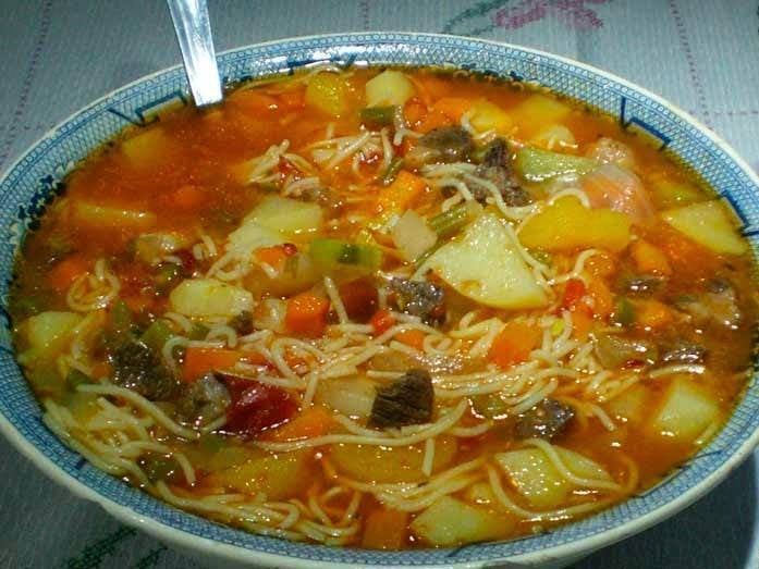 SOPA DE MACARRÃO COM BATATA E CENOURA