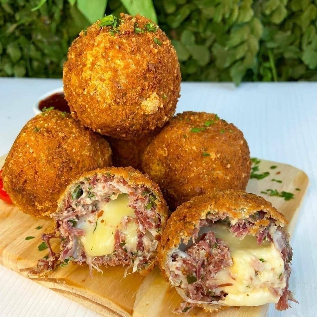 BOLINHO DE CARNE SECA COM QUEIJO COALHO