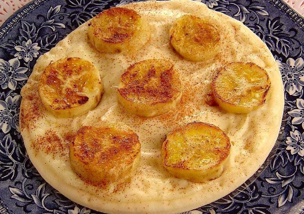 Mini pizza de banana com canela