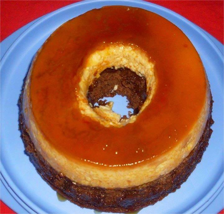 Bolo de chocolate com pudim de leite condensado