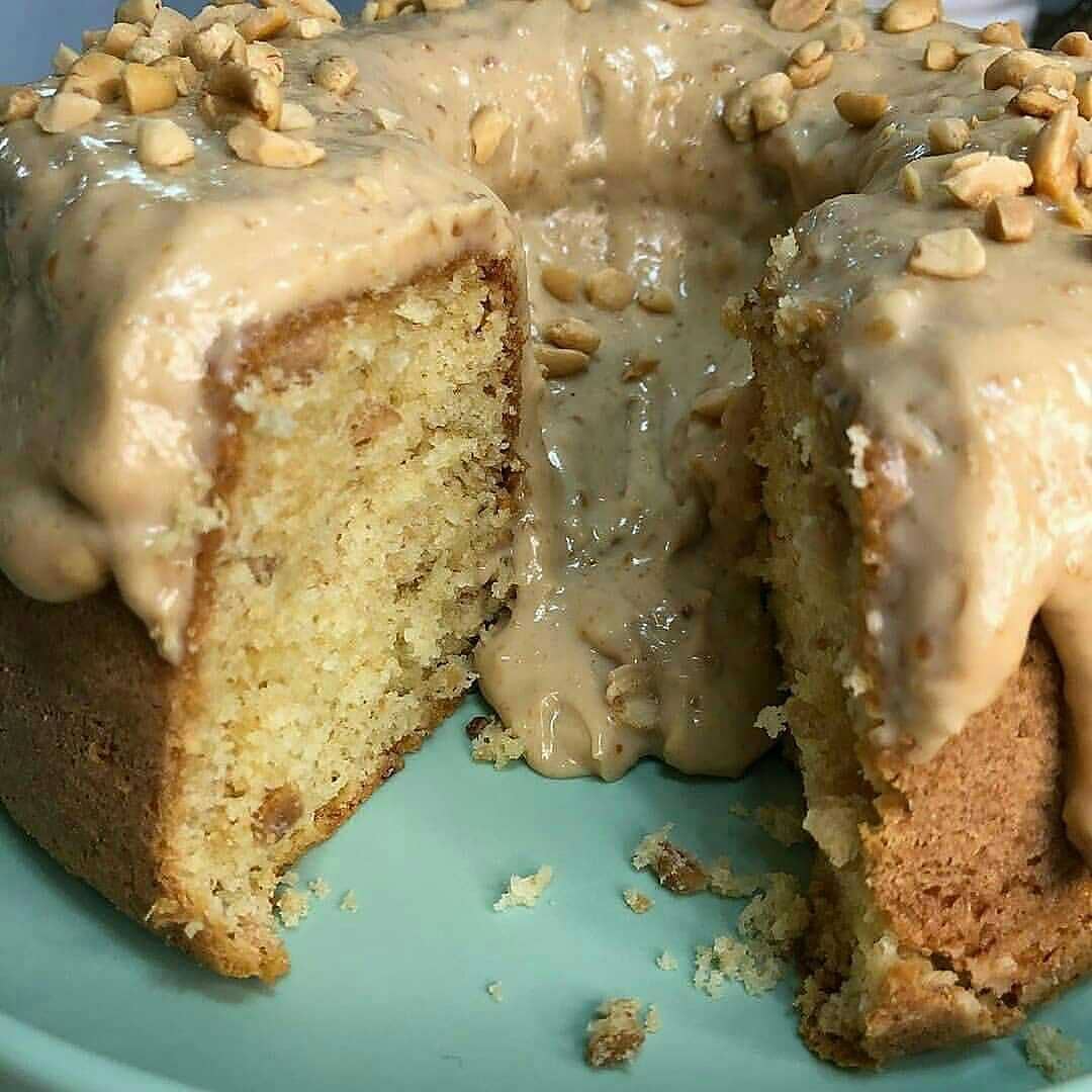 Bolo de amendoim super fofo com creme de paçoca