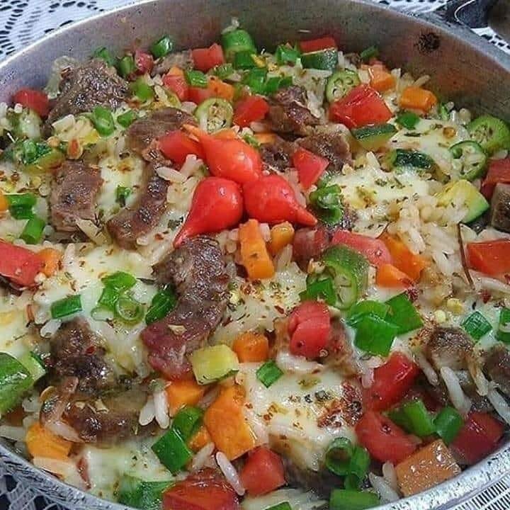 Arroz com sobra de churrasco delicioso