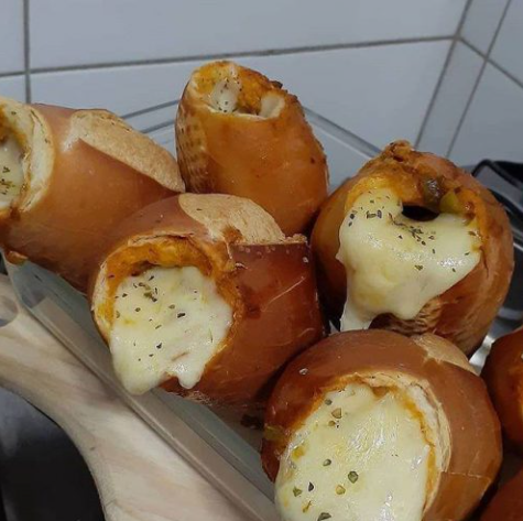 Pão com carne moída e queijo