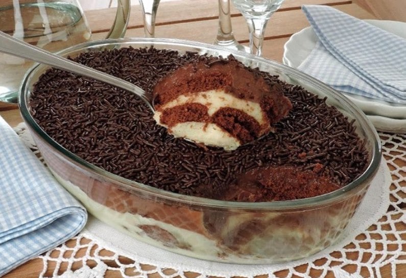 PAVÊ DE BISCOITO COM BRIGADEIRO