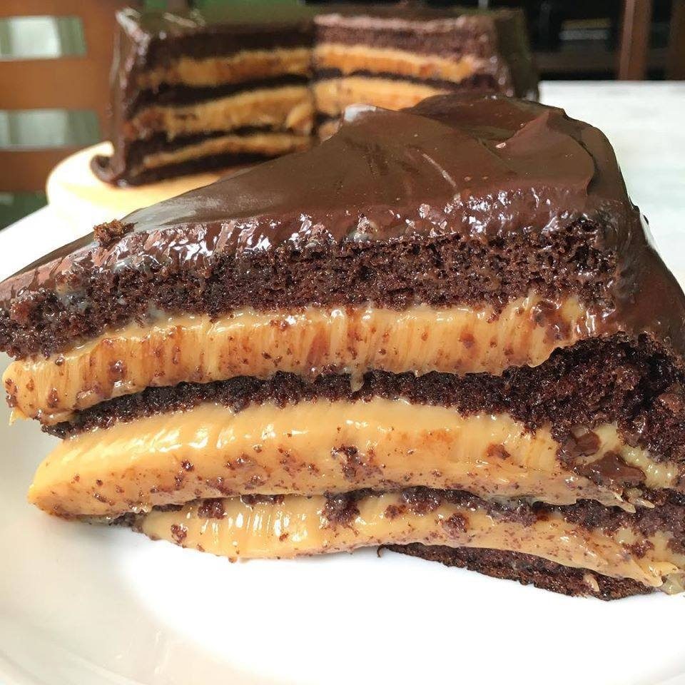 Bolo gelado de Chocolate com Brigadeiro de Doce de Leite lindo e muito delicioso