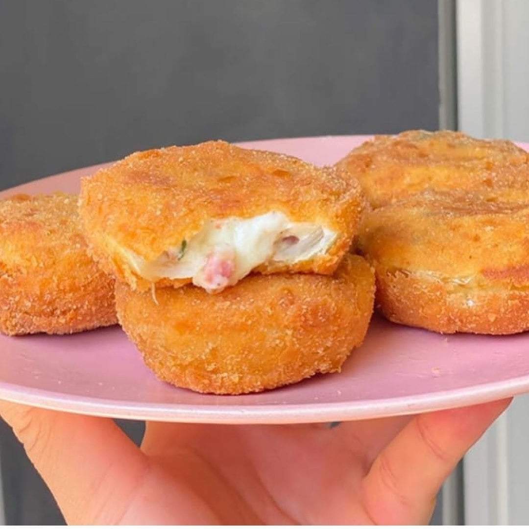 Cebola Empanada E Recheada Com Creme De Queijo