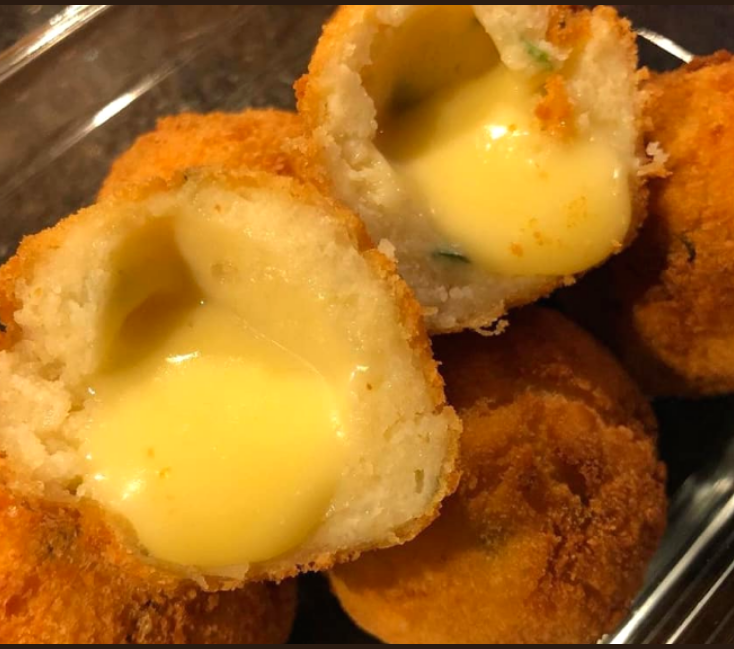 Bolinho de arroz com queijo