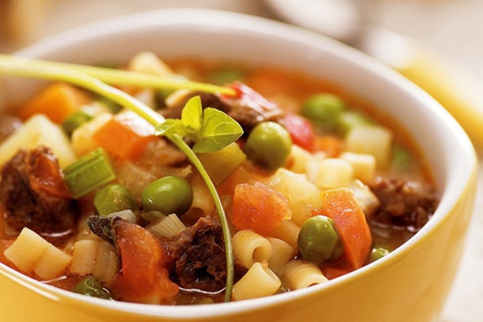 Sopa de macarrão e legumes