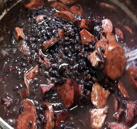 Feijoada: O Sabor da Tradição Brasileira em Cada Colherada! 🥘❤