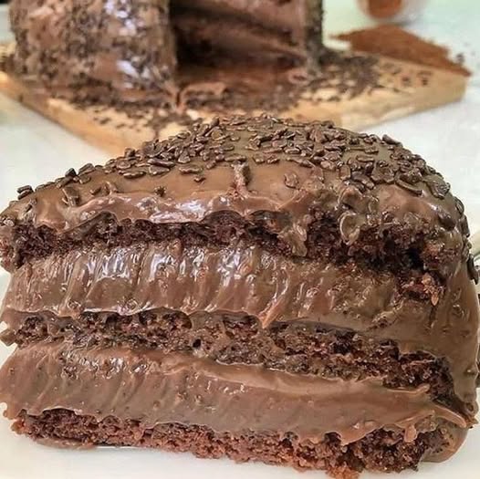 Bolo de Chocolate Irresistível com Brigadeiro Cremoso e um Toque de Alho: Uma Explosão de Sabor e Saúde 🍫🧄 Introdução: Um Convite ao