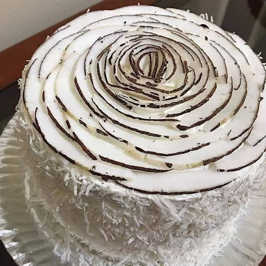 Bolo Gelado de Coco – Uma Sobremesa Refrescante e Irresistível! 🥥🍰
