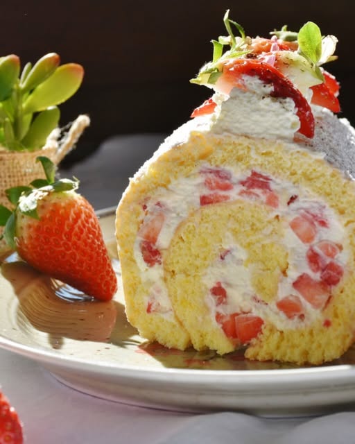 Rocambole com Recheio Branco e Morangos: Uma Sobremesa dos Sonhos 🍓