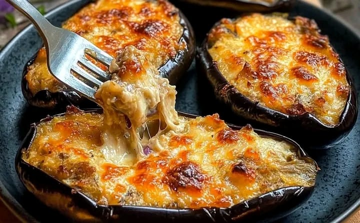 Berinjela Recheada Gratinada com Toque de Gengibre – Um Prato Leve e Saboroso! 🍆🧀