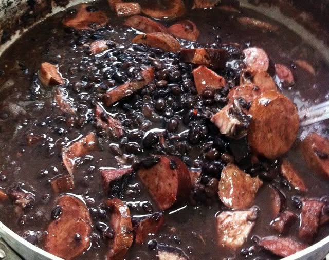 Feijoada: O Clássico Brasileiro que Aquece o Coração! 🥘🇧🇷